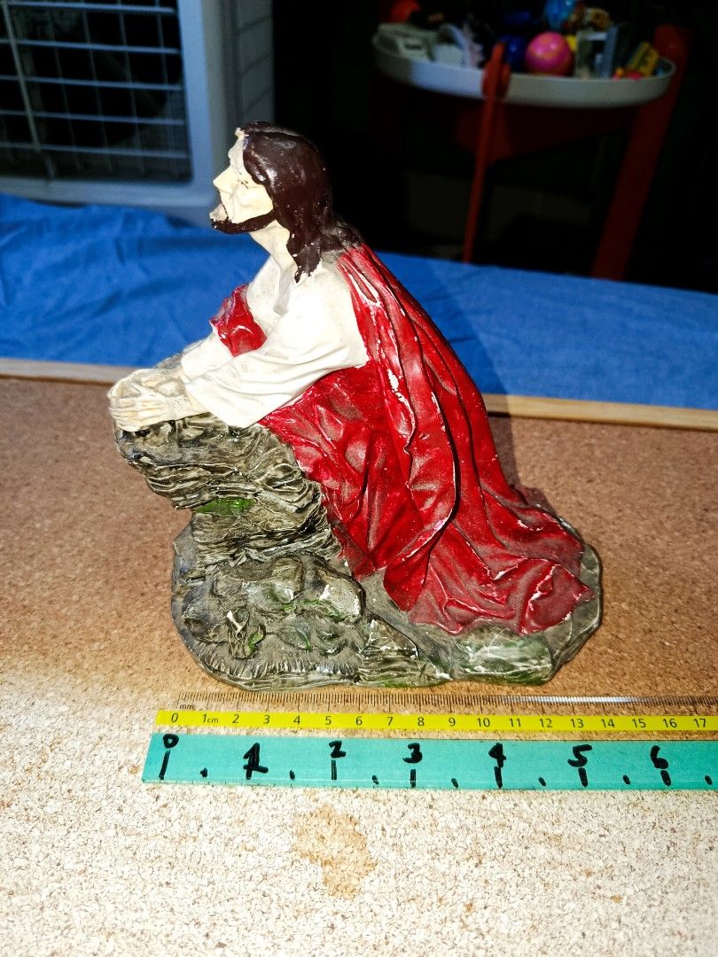 Vintage Ceramic Jesus Christ figurine (Category: Religious Items) located in Quezon City. Submitted by kristal68 (Listing ID 1463742742, Image 2). Description: .