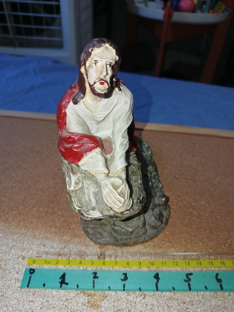 Vintage Ceramic Jesus Christ figurine (Category: Religious Items) located in Quezon City. Submitted by kristal68 (Listing ID 1463742742, Image 3). Description: .
