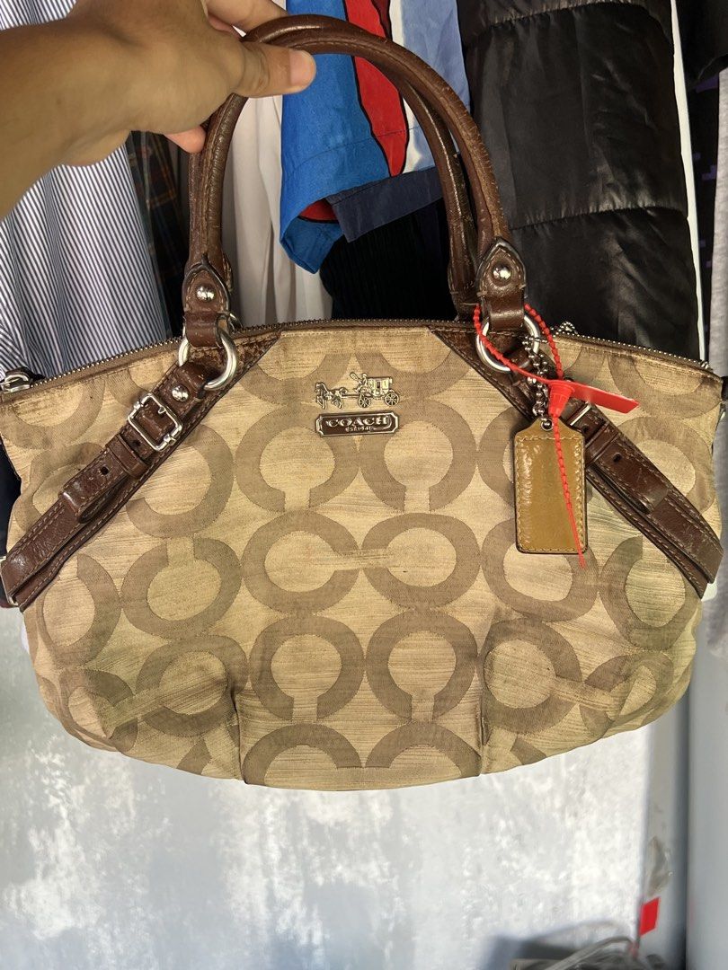 Vintage Coach bag (Category: Shoulder Bags) located in Las Pinas. Submitted by jpicked (Listing ID 1463761500, Image 1). Description: -Minimal scratches on handle nothing more.