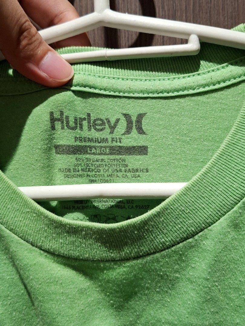 Vintage Hurley Four Leaf Clover Script Logo Tee (Single Stitch) (Category: Tshirts & Polo Shirts ) located in Pasig City. Submitted by coveted.mnl (Listing ID 1463830346, Image 3). Description: Vintage Hurley Four Leaf Clover Script Logo~ Single stitch📌 Best fit to: Large - XL Width : 22 Length : 28 (MEASURED BY INCHES) 9.5/10 overall condition No issues or flaws in fabric • P400 Slightly negotiable • Pasig City meet up • Open for COD Via Lalamo