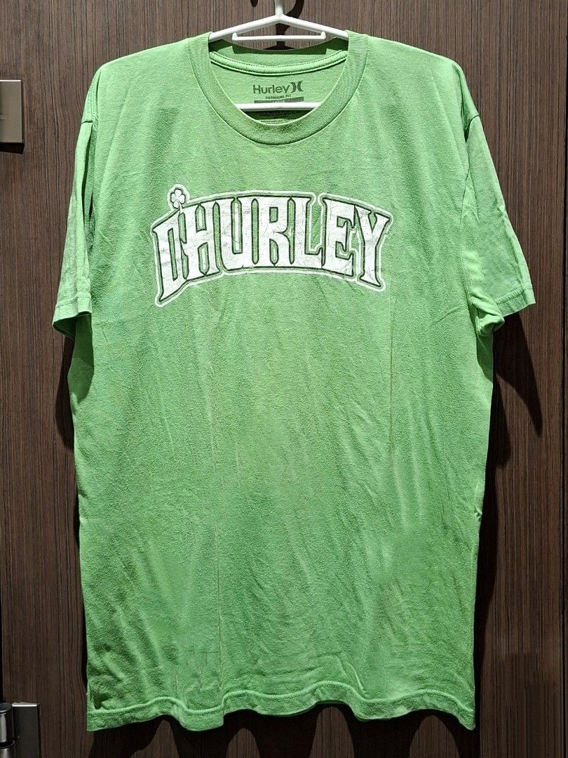 Vintage Hurley Four Leaf Clover Script Logo Tee (Single Stitch) (Category: Tshirts & Polo Shirts ) located in Pasig City. Submitted by coveted.mnl (Listing ID 1463830346, Image 1). Description: Vintage Hurley Four Leaf Clover Script Logo~ Single stitch📌 Best fit to: Large - XL Width : 22 Length : 28 (MEASURED BY INCHES) 9.5/10 overall condition No issues or flaws in fabric • P400 Slightly negotiable • Pasig City meet up • Open for COD Via Lalamo