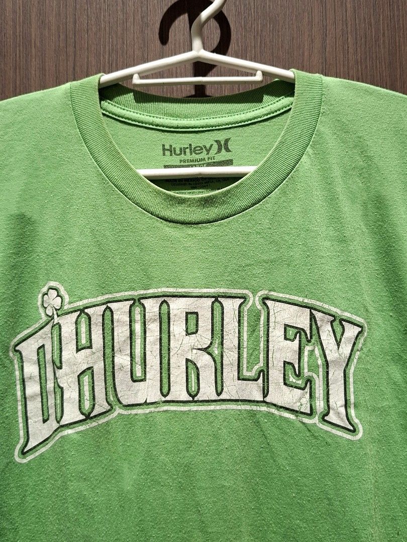 Vintage Hurley Four Leaf Clover Script Logo Tee (Single Stitch) (Category: Tshirts & Polo Shirts ) located in Pasig City. Submitted by coveted.mnl (Listing ID 1463830346, Image 2). Description: Vintage Hurley Four Leaf Clover Script Logo~ Single stitch📌 Best fit to: Large - XL Width : 22 Length : 28 (MEASURED BY INCHES) 9.5/10 overall condition No issues or flaws in fabric • P400 Slightly negotiable • Pasig City meet up • Open for COD Via Lalamo