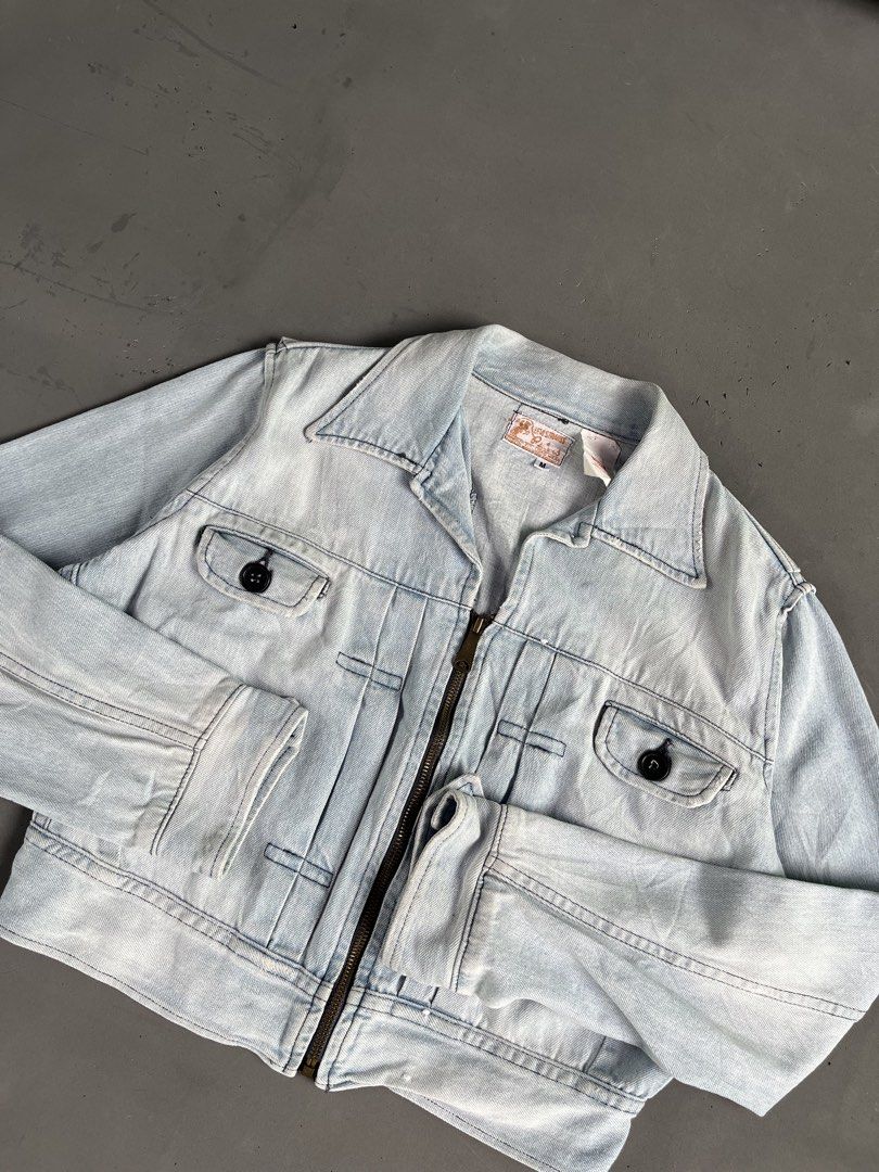 VINTAGE LEVI’S DENIM JACKET (Category: Coats, Jackets and Outerwear) located in Quezon City. Submitted by kentstuff (Listing ID 1463830316, Image 2). Description: LEVI’S Size M On Tag Shoulder-Hem : 18” Pit-Pit : 21” Condition: Excellent CR: 9.8/10 Flaws: ❌ Needwash DISCLAIMER: This is a thrifted item. All brands, logos, and trademarks belong to their rightful owners. We’re here to rehome great pieces — no brand affiliation intended..