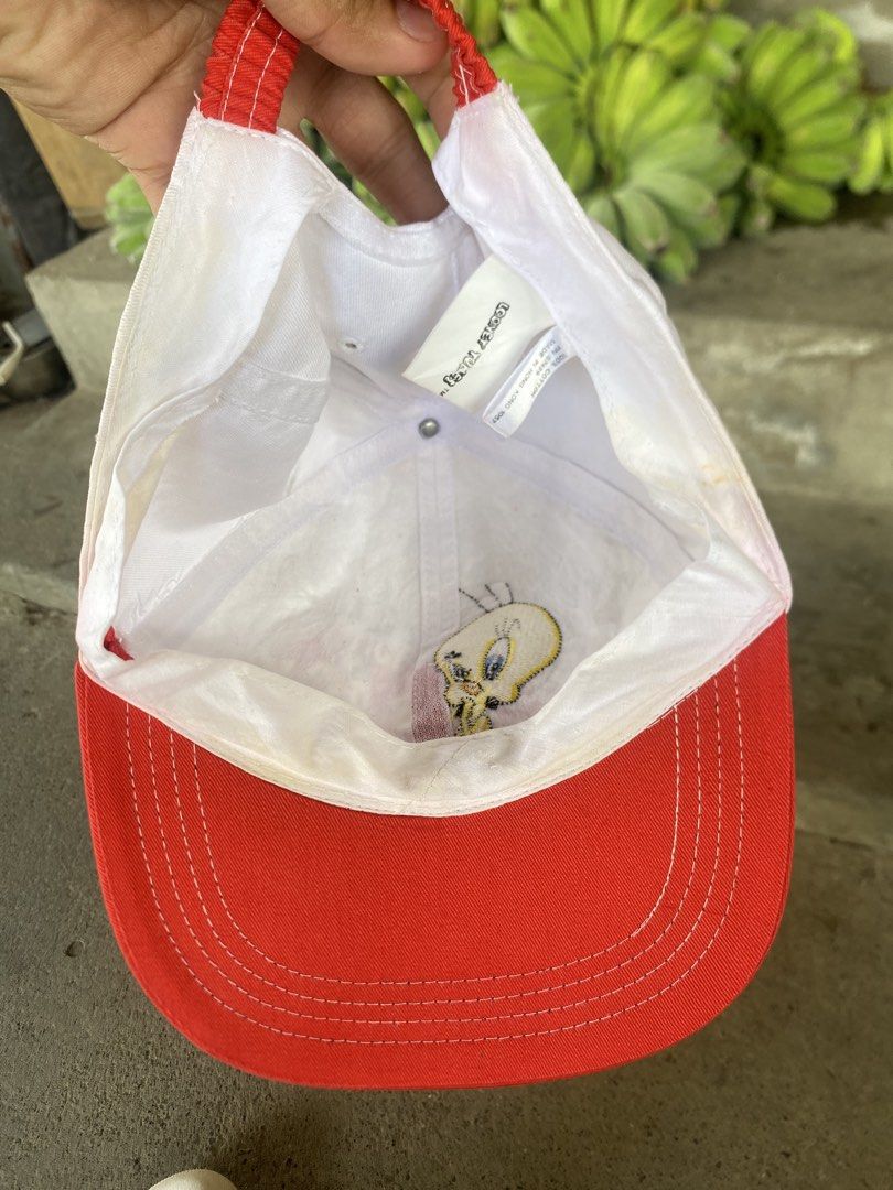 Vintage looney tunes cap (Category: Caps & Hats) located in Tumauini. Submitted by calmearth-bc99 (Listing ID 1463750060, Image 3). Description: Looney tunes.