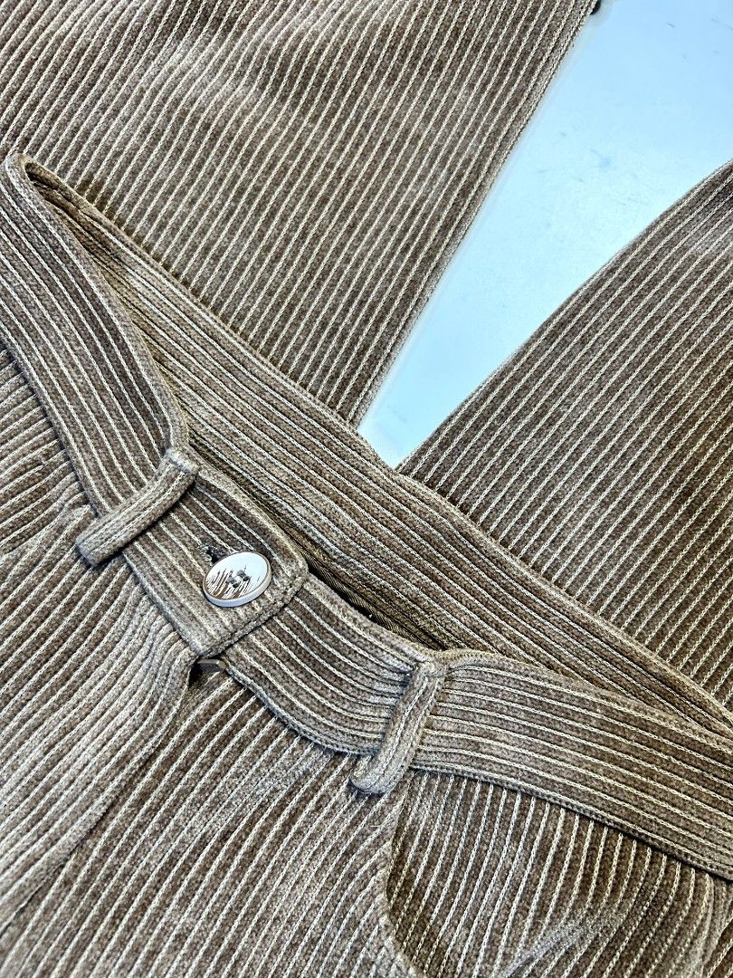 Vintage Max Mara Thick Corduroy Folded Pants (Category: Luxury Apparel) located in Marikina City. Submitted by wearablearttt (Listing ID 1463931791, Image 3). Description: -Super thick fabric -missing main label 𖨆 LAID FLAT MEASUREMENTS W 12.5-13.5" ‎L 33" ‎R 10.5" ‎H 8".