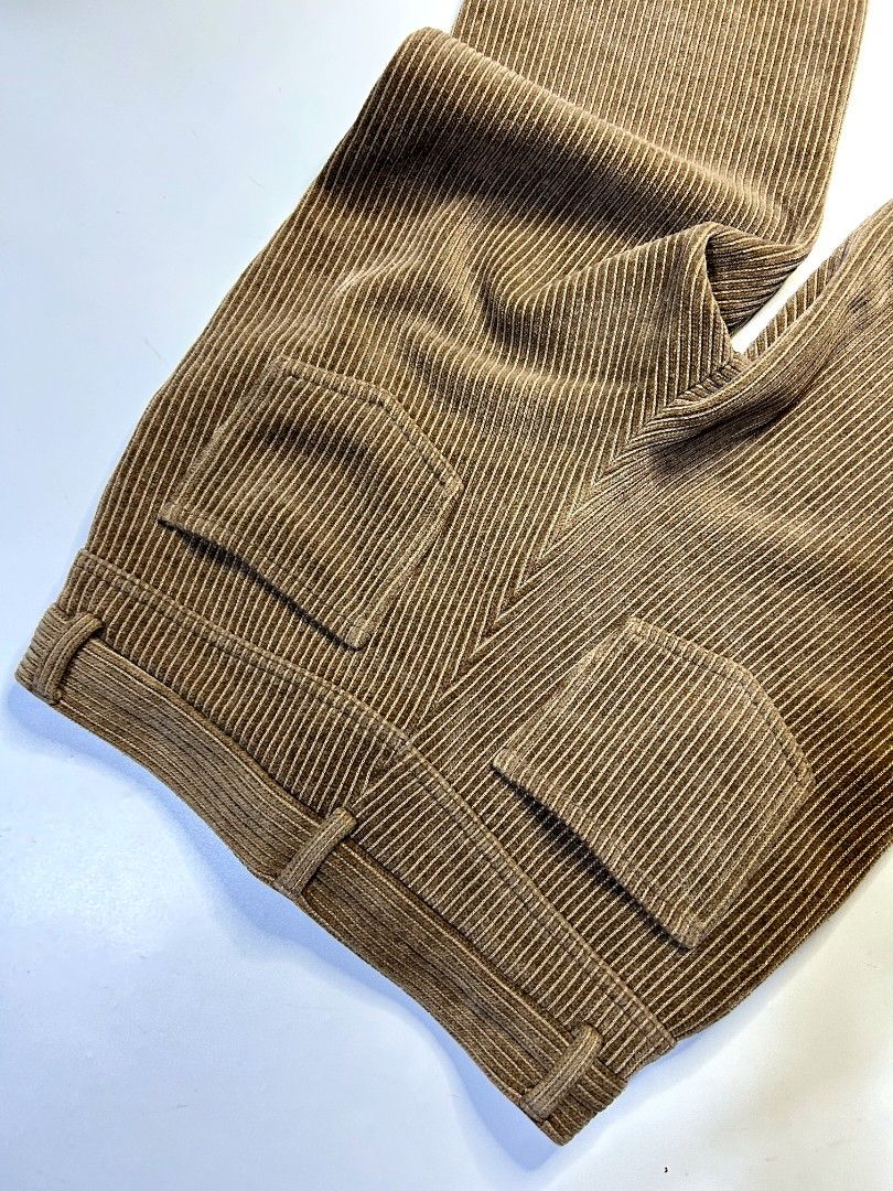 Vintage Max Mara Thick Corduroy Folded Pants (Category: Luxury Apparel) located in Marikina City. Submitted by wearablearttt (Listing ID 1463931791, Image 2). Description: -Super thick fabric -missing main label 𖨆 LAID FLAT MEASUREMENTS W 12.5-13.5" ‎L 33" ‎R 10.5" ‎H 8".