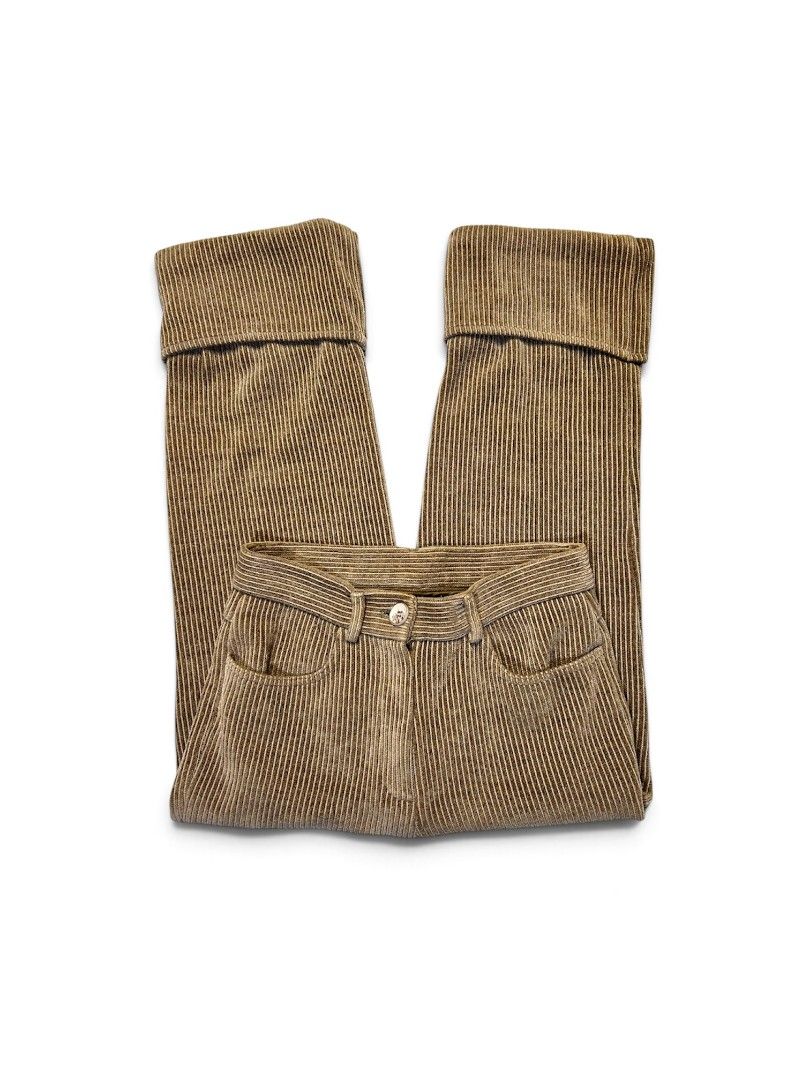 Vintage Max Mara Thick Corduroy Folded Pants (Category: Luxury Apparel) located in Marikina City. Submitted by wearablearttt (Listing ID 1463931791, Image 1). Description: -Super thick fabric -missing main label 𖨆 LAID FLAT MEASUREMENTS W 12.5-13.5" ‎L 33" ‎R 10.5" ‎H 8".