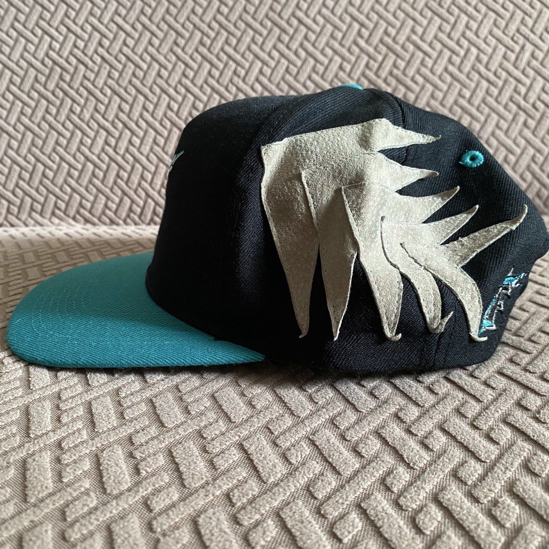 Vintage Rare MLB Florida Marlins “Sample” (Category: Caps & Hats) located in Makati City. Submitted by ejdc98 (Listing ID 1463790735, Image 2). Description: 25k or best offer Used with issues check pics for more details Lbc / Lalamove.