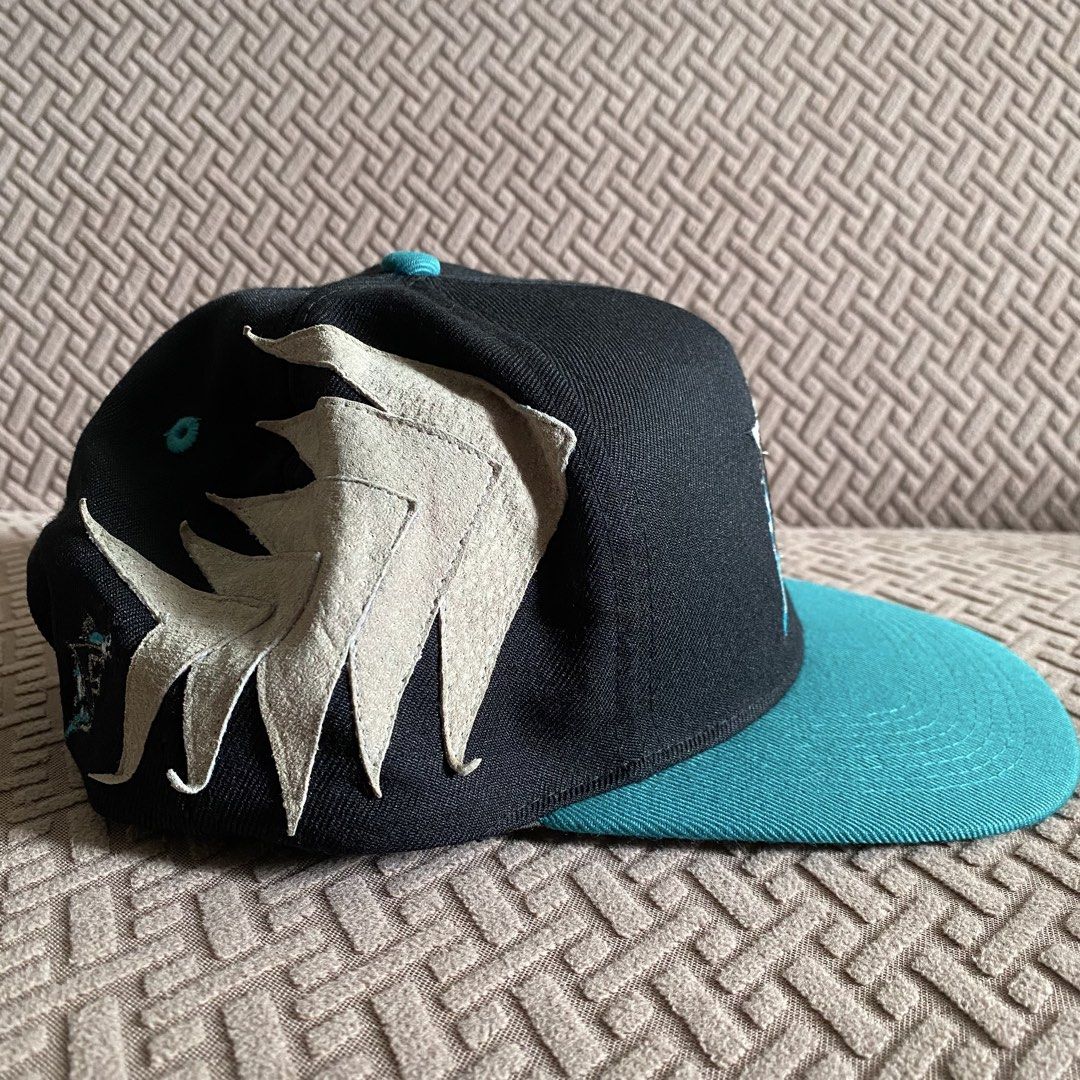 Vintage Rare MLB Florida Marlins “Sample” (Category: Caps & Hats) located in Makati City. Submitted by ejdc98 (Listing ID 1463790735, Image 3). Description: 25k or best offer Used with issues check pics for more details Lbc / Lalamove.