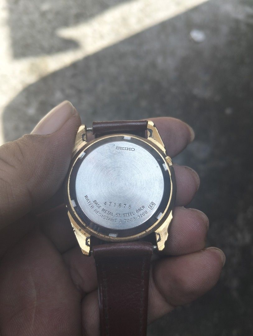 Vintage Seiko 5 Gold tone (Category: Luxury Watches) located in Iloilo. Submitted by wisedog29 (Listing ID 1463765535, Image 3). Description: Automatic pulse watch replaceable strap hindi na ginagamit Able to ship LBC and J&T no cop/cod.