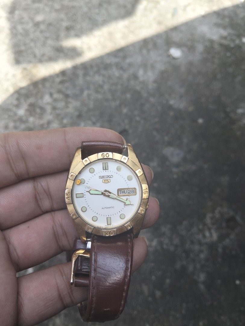 Vintage Seiko 5 Gold tone (Category: Luxury Watches) located in Iloilo. Submitted by wisedog29 (Listing ID 1463765535, Image 2). Description: Automatic pulse watch replaceable strap hindi na ginagamit Able to ship LBC and J&T no cop/cod.