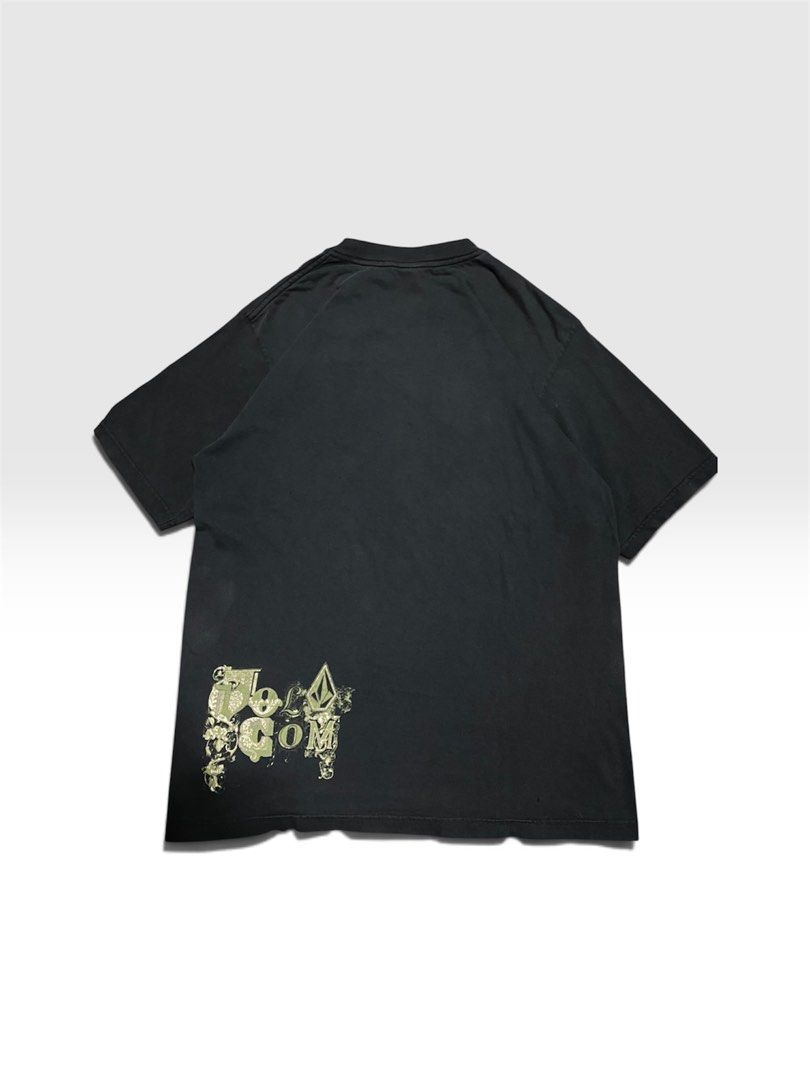 Vintage Volcom Shirt (Category: Activewear) located in Manila. Submitted by kgthrifty. (Listing ID 1463843417, Image 2). Description: VINTAGE VOLCOM SHIRT DIMES: 22x29 COLOR RATE: 9 CRACK PRINTS/ MULTIPLE HOLES GOOD CONDITION 🏷 450.