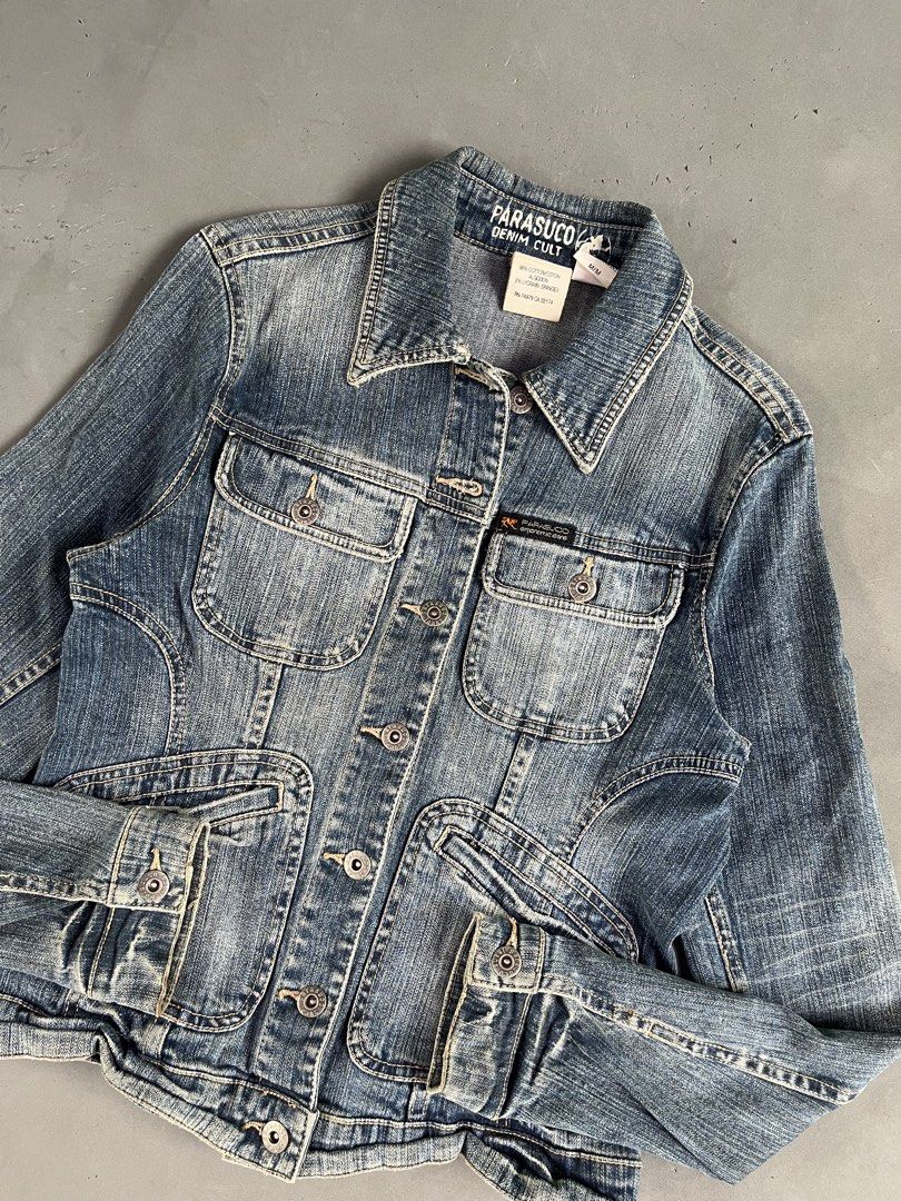 VINTAGE Y2K PARASUCO DENIM JACKET (Category: Coats, Jackets and Outerwear) located in Quezon City. Submitted by kentstuff (Listing ID 1463861466, Image 2). Description: PARASUCO Size M On Tag Shoulder-Hem : 21” Pit-Pit : 17.5” Condition: Excellent CR: 9.8/10 Flaws: ❌ Needwash DISCLAIMER: This is a thrifted item. All brands, logos, and trademarks belong to their rightful owners. We’re here to rehome great pieces — no brand affiliation intended..