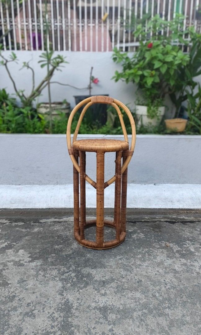 vintage-style round rattan stool (Category: Chairs) located in Santa Rosa. Submitted by tonyhawk0592 (Listing ID 1463751484, Image 1). Description: .