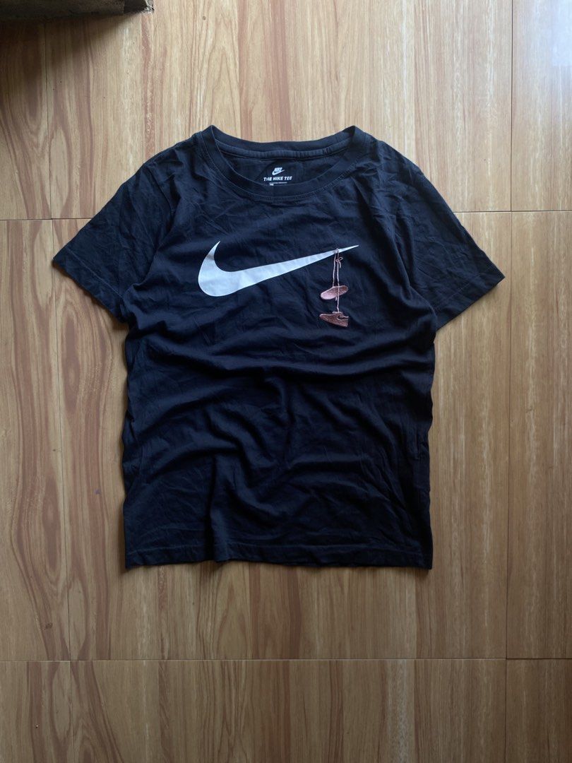W NSW TEE SWSH SHOES EMBRD (Category: Shirts) located in San Andres. Submitted by _wearlore. (Listing ID 1463764807, Image 1). Description: W NSW TEE SWSH SHOES EMBRD Excellent Condition Size: Small Authentic No issue.