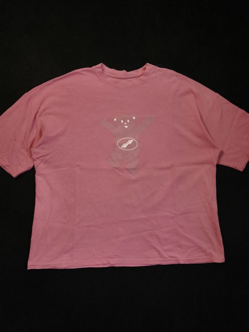Welldone Bear Pink (Category: Tshirts & Polo Shirts ) located in San Fernando. Submitted by gaboo_asncn (Listing ID 1463833861, Image 2). Description: - Welldone Bear Pink - Size: (W26/L28) Boxy - Conditon: Good - Color Rate: 8.5/10 - Issue: No tags.