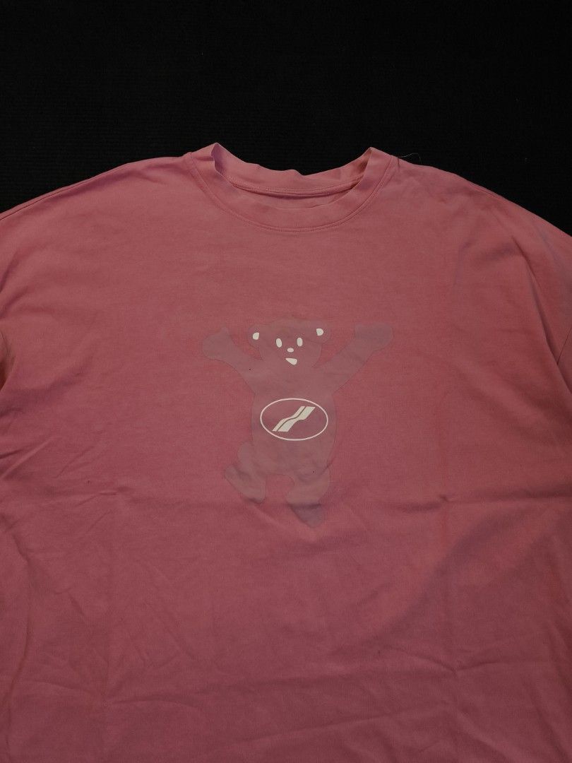 Welldone Bear Pink (Category: Tshirts & Polo Shirts ) located in San Fernando. Submitted by gaboo_asncn (Listing ID 1463833861, Image 3). Description: - Welldone Bear Pink - Size: (W26/L28) Boxy - Conditon: Good - Color Rate: 8.5/10 - Issue: No tags.
