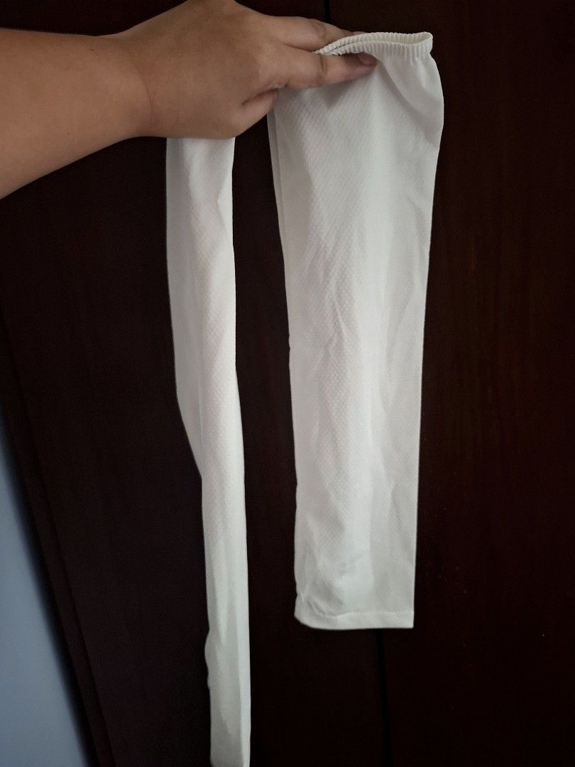 White Arm Sleeves with Thumb Hole (Category: Longsleeves) located in Quezon City. Submitted by an.marie (Listing ID 1463761070, Image 1). Description: White arm sleeves with textured pattern and elastic cuffs. Great for sun protection and sports..