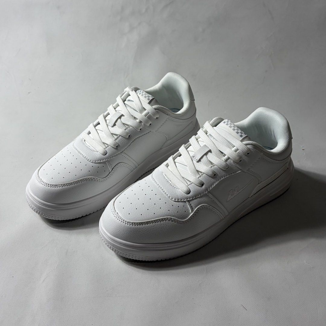 White casual sneakers shoes (Category: Casual Shoes) located in Baguio. Submitted by suffering (Listing ID 1463927321, Image 3). Description: Baguio City .