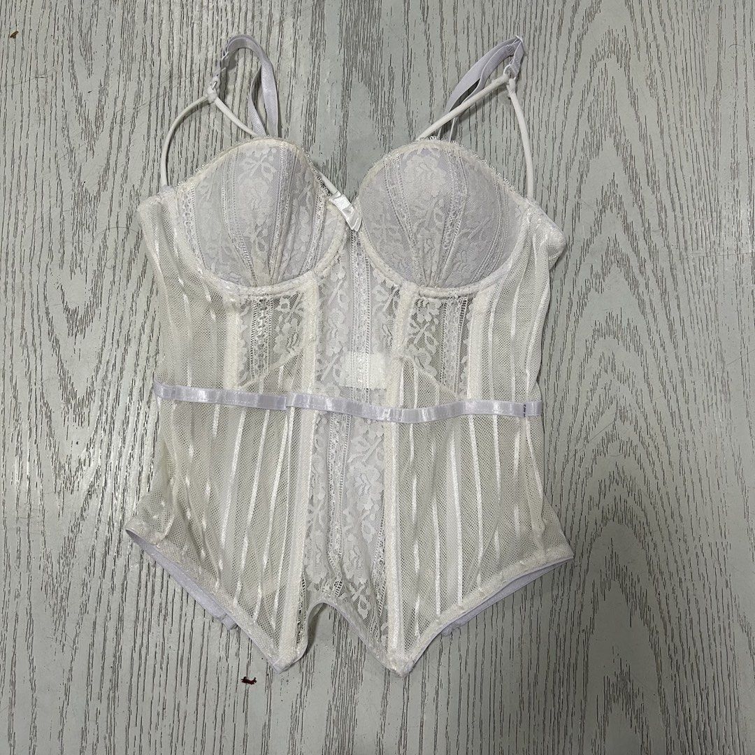 WHITE CORSET (Category: Others Tops) located in San Carlos. Submitted by warmbear-0dff (Listing ID 1463849234, Image 1). Description: .