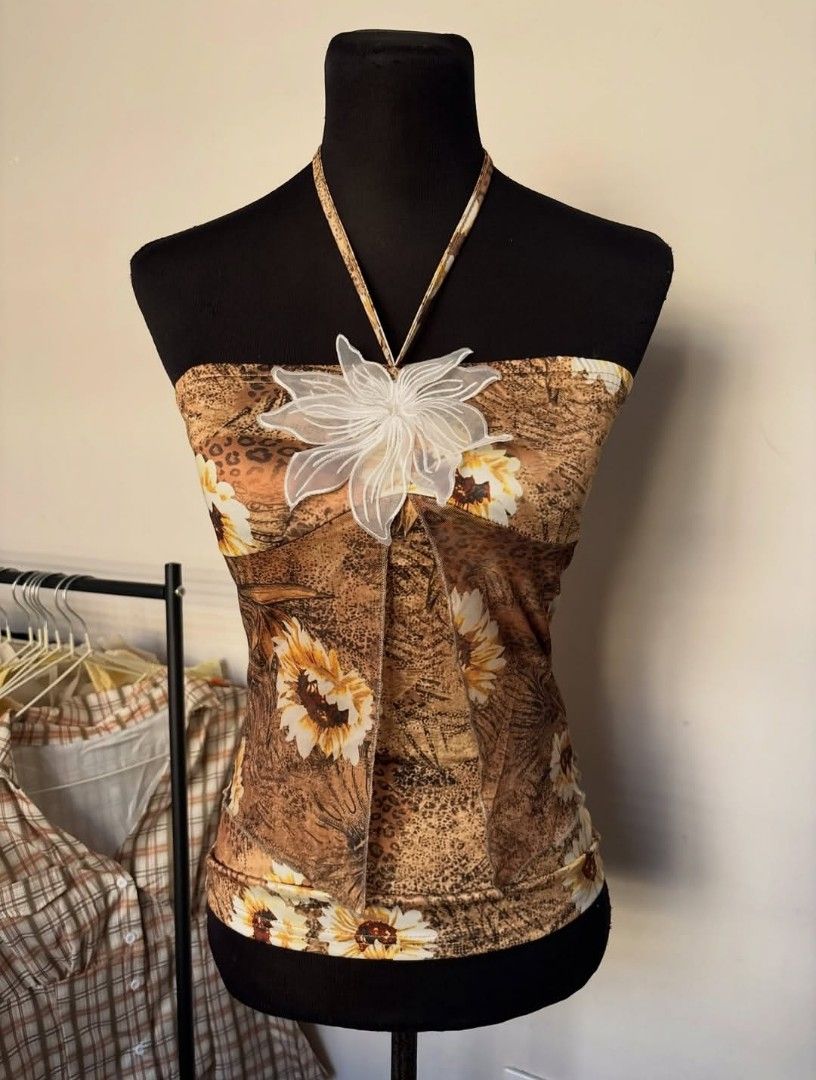 white flower halter top (Category: Others Tops) located in Rizal. Submitted by christine_eagle (Listing ID 1463767524, Image 2). Description: 🛒 ˖ ˚｡⋆ decluttering | wts lfb ph ₱450 + sf + ₱5 pf — white flower halter top 🤍🌼 • fits XS to M • halter style • white floral design • see photos for actual condition and fit • wash before using sf should be shouldered by the buyer MOP: GCash t&cs: failure to pay on time will cost ₱50 per day (if DOP) no