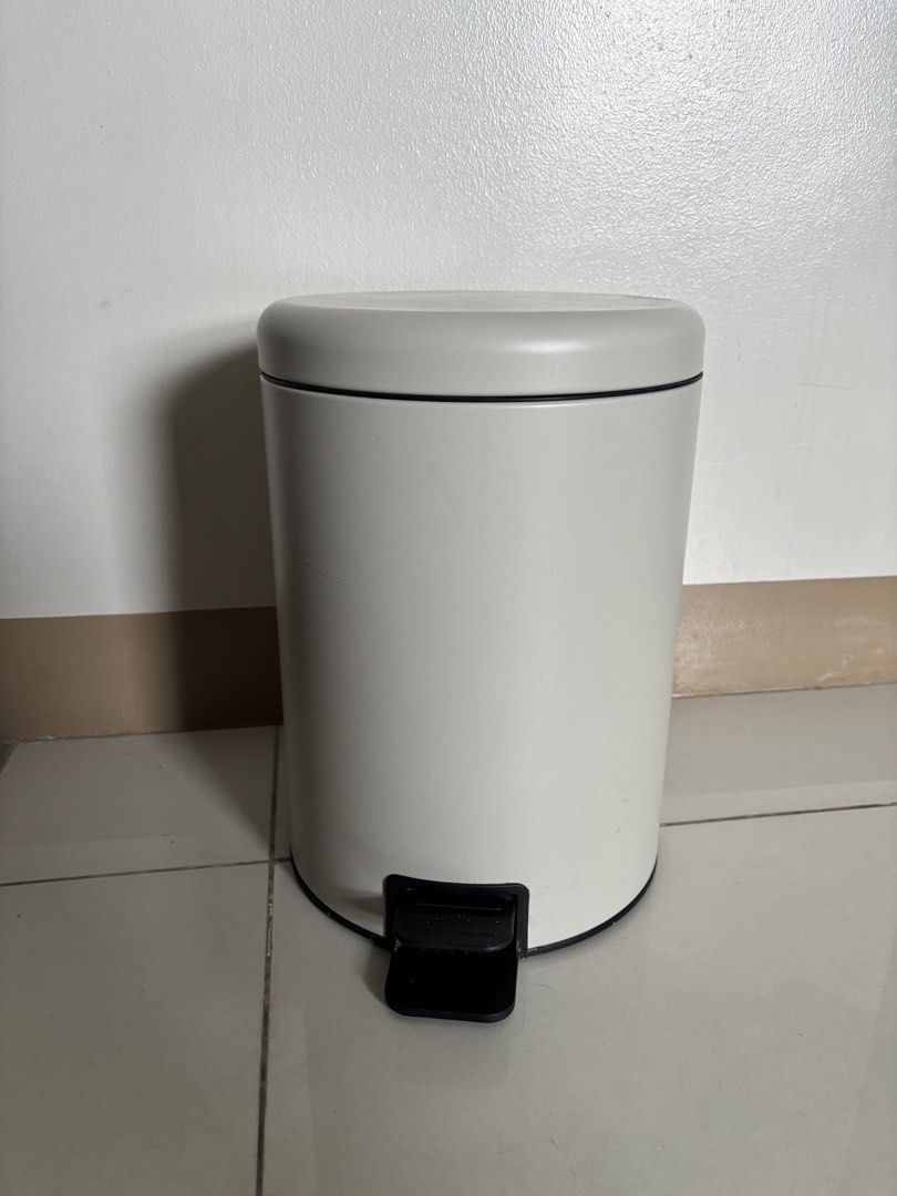 White Pedal Trash Can with Lid (Category: Waste Bins & Bags) located in Paranaque City. Submitted by aileecstls (Listing ID 1463779630, Image 1). Description: - White pedal bin from IKEA - 9-liter capacity - small scratches on top but not noticeable - Price: 500 - Location: Maysan, Valenzuela.