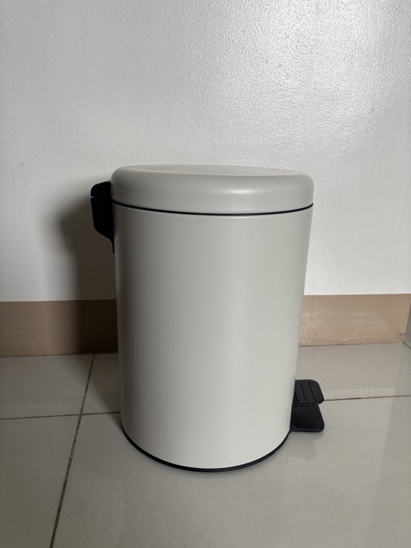White Pedal Trash Can with Lid (Category: Waste Bins & Bags) located in Paranaque City. Submitted by aileecstls (Listing ID 1463779630, Image 2). Description: - White pedal bin from IKEA - 9-liter capacity - small scratches on top but not noticeable - Price: 500 - Location: Maysan, Valenzuela.