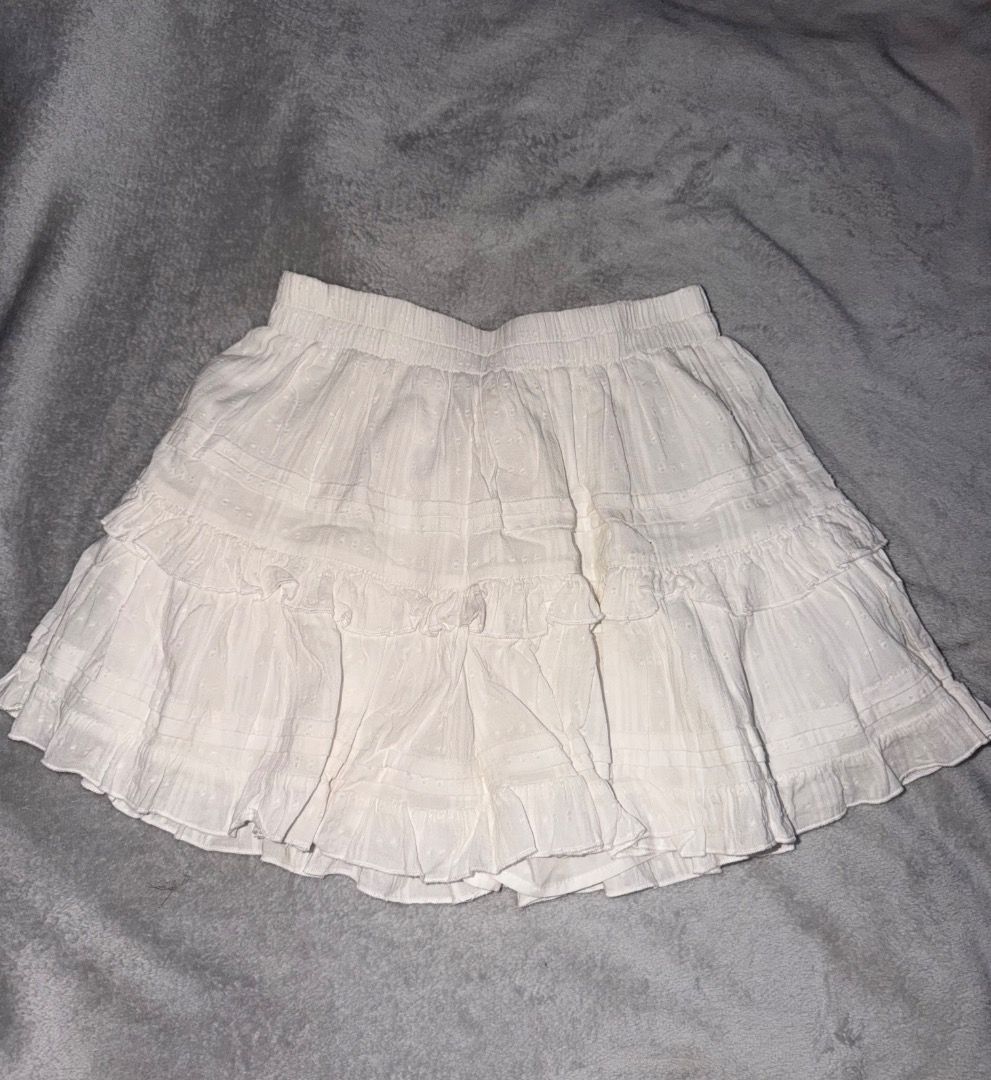 White Ruffled Tiered Mini Skirt (Category: Skirts) located in Tarlac. Submitted by ainsleyjudd (Listing ID 1463838570, Image 1). Description: - white ruffled skirt, tiered design - Subtle textured fabric for added detail - Garterized waistband - Versatile for casual outings or dressing up - Can fit 24-26 waistline.