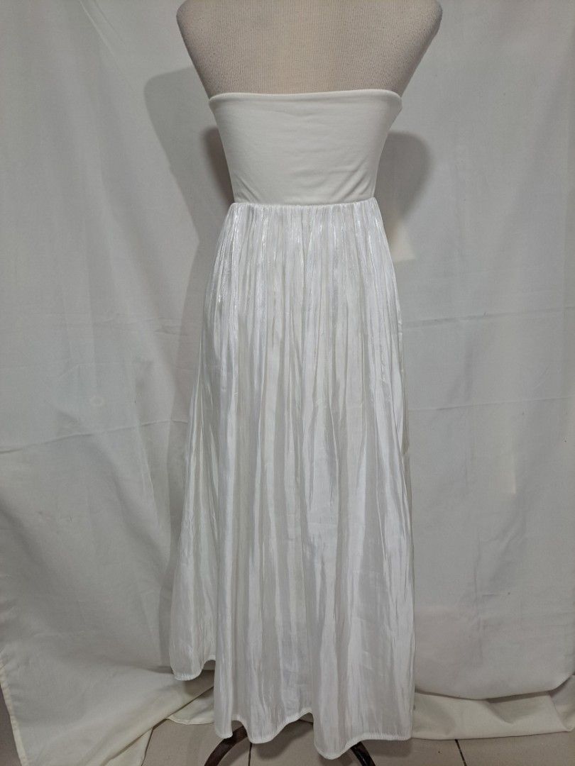 White tube dress (Category: Skirts) located in Quezon City. Submitted by sbvdmanaog (Listing ID 1463928237, Image 2). Description: Flowy white maxi skirt with a comfy elastic cotton top. Crinkled, slightly shiny fabric. Dress it up or down! *FITS UPTO XS-MED.