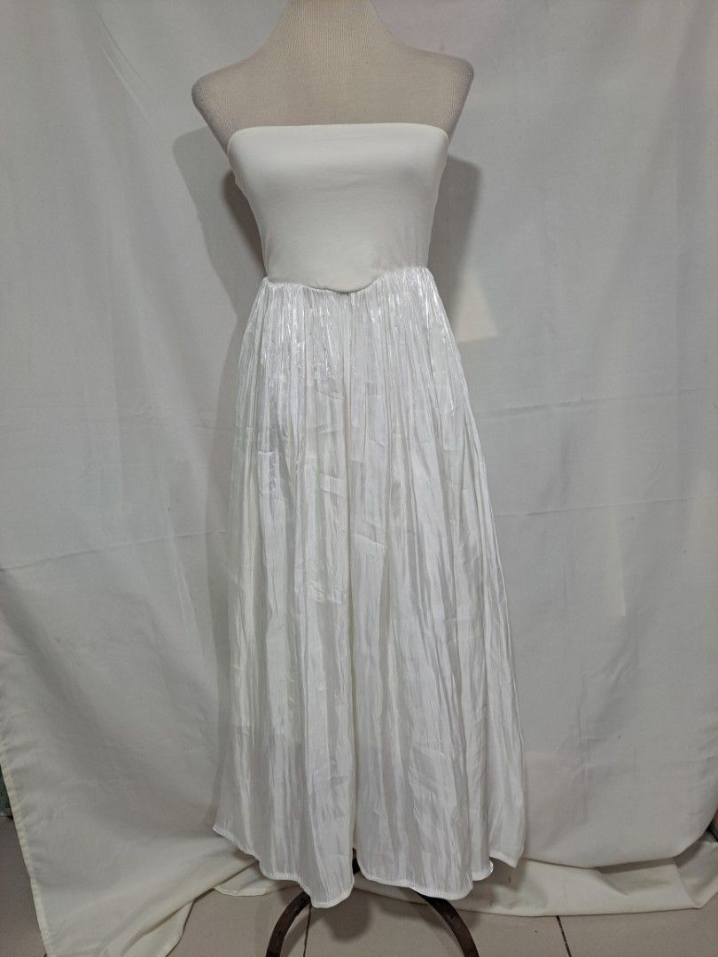 White tube dress (Category: Skirts) located in Quezon City. Submitted by sbvdmanaog (Listing ID 1463928237, Image 1). Description: Flowy white maxi skirt with a comfy elastic cotton top. Crinkled, slightly shiny fabric. Dress it up or down! *FITS UPTO XS-MED.