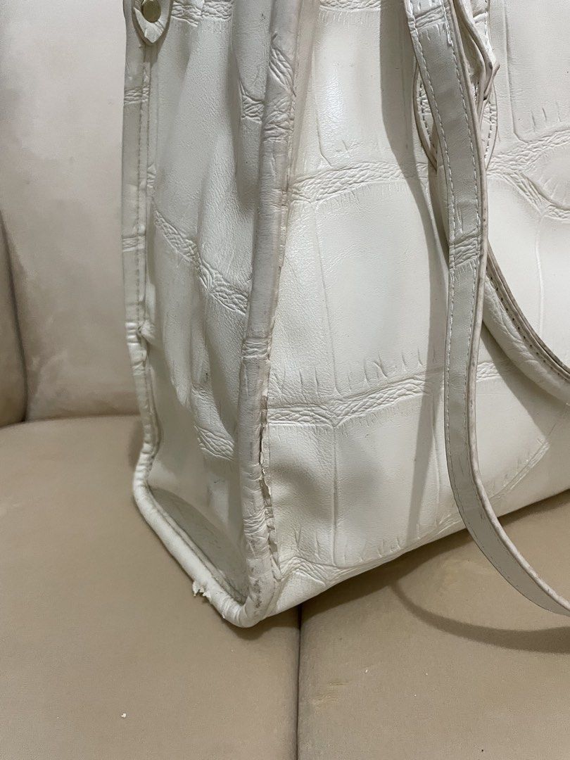 White Two way bag (Category: Luxury Bags & Wallets) located in Alicia. Submitted by maicaaaaaaa (Listing ID 1463830419, Image 2). Description: Two way bag See pictures for issue Signs of usage ₱300 only Loc: Quiapo, Manila MOP: Gcash or Bank Transfer MOD: J&T or Lalamove.