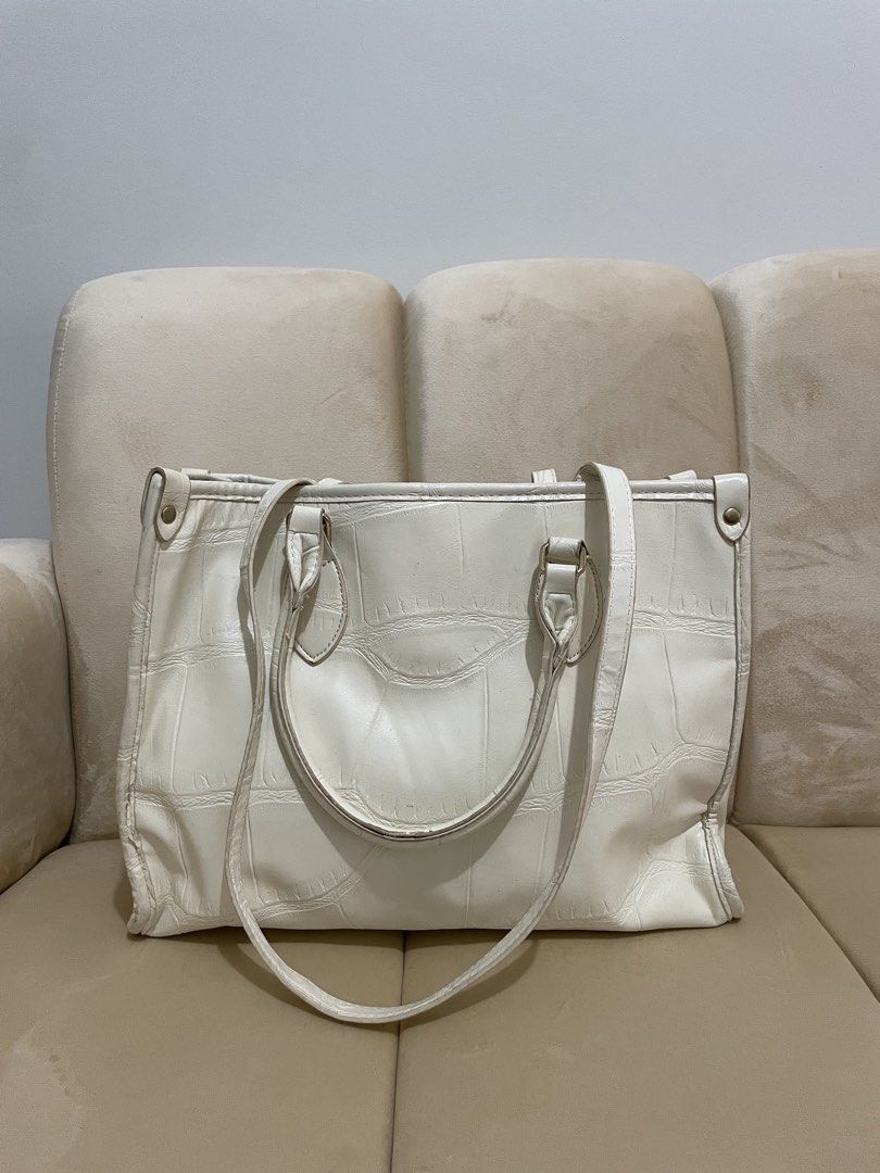 White Two way bag (Category: Luxury Bags & Wallets) located in Alicia. Submitted by maicaaaaaaa (Listing ID 1463830419, Image 1). Description: Two way bag See pictures for issue Signs of usage ₱300 only Loc: Quiapo, Manila MOP: Gcash or Bank Transfer MOD: J&T or Lalamove.