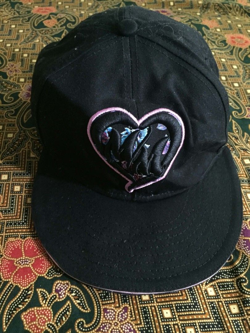 Womens Metal Mulisha Snapback Cap (Category: Caps & Hats) located in Naga. Submitted by retardcurator (Listing ID 1463821401, Image 1). Description: Issue : Need reblock and stain inside.