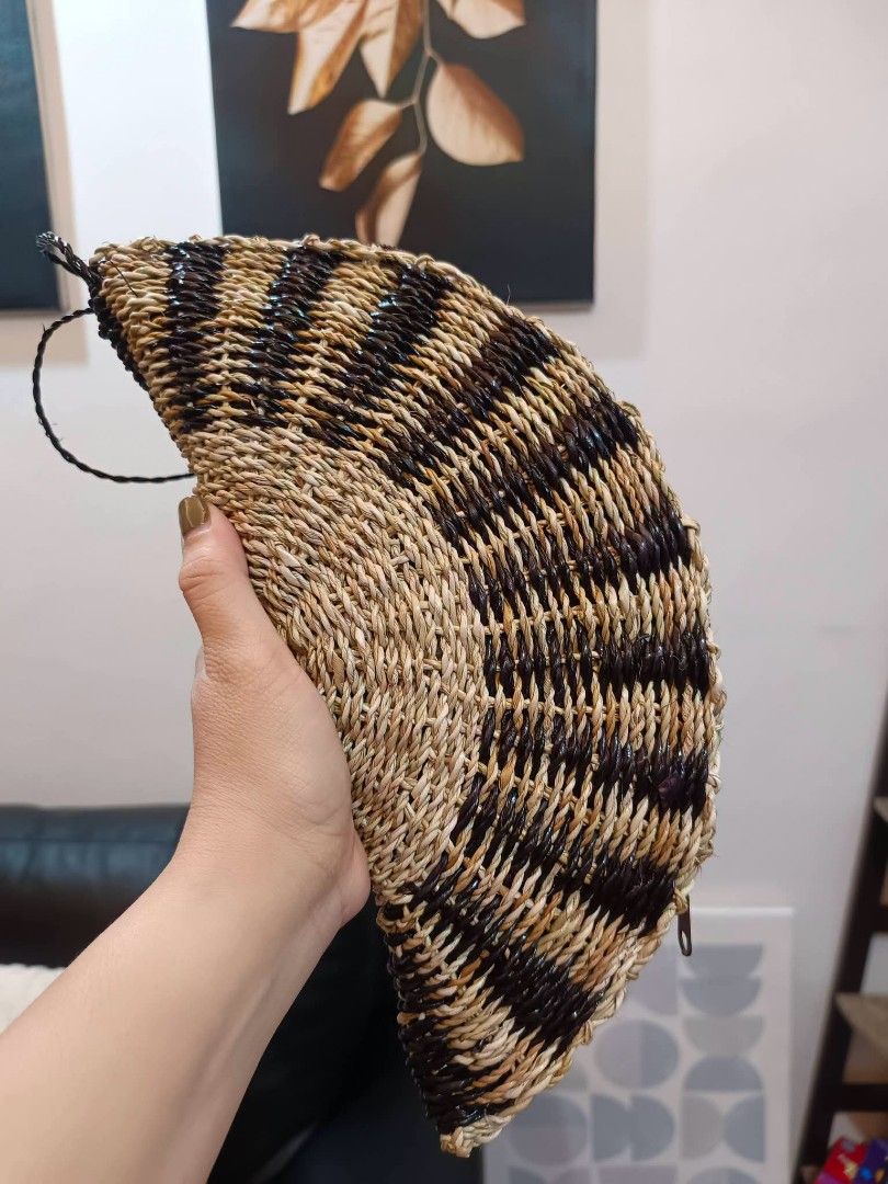 Handwoven Bags (Category: Beach Bags) located in Quezon City. Submitted by 88bagelya_ni_rhen88 (Listing ID 1463758145, Image 3). Description: 🩷 handcrafted handwoven bags unique design local made from dried pandan leaves.