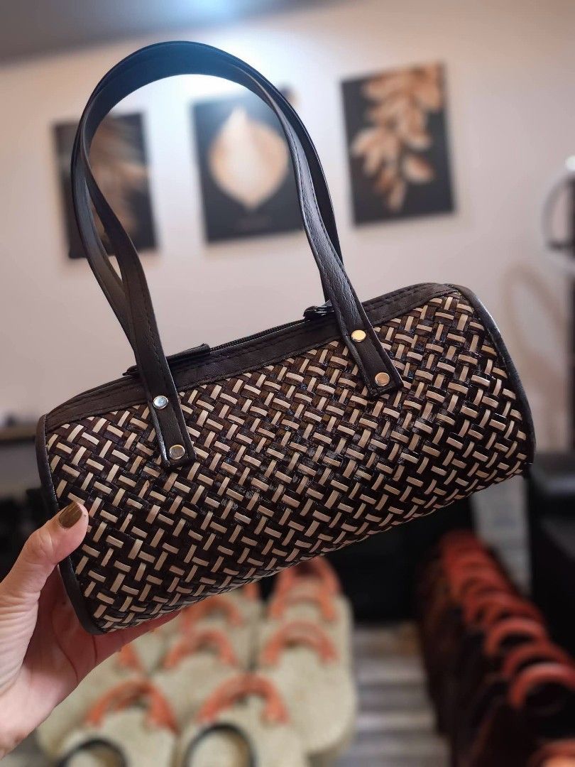 Handwoven Bags (Category: Beach Bags) located in Quezon City. Submitted by 88bagelya_ni_rhen88 (Listing ID 1463758145, Image 2). Description: 🩷 handcrafted handwoven bags unique design local made from dried pandan leaves.