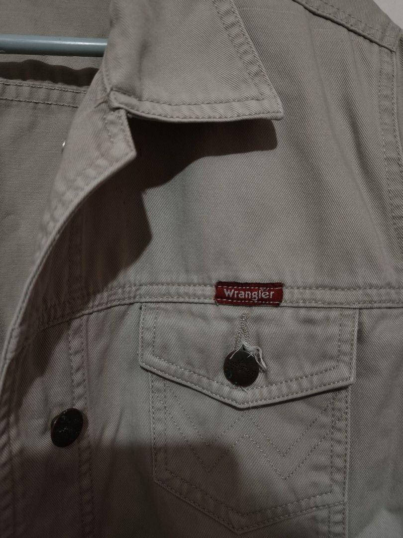 Wrangler Beige Denim Jacket Size L (Category: Coats, Jackets and Outerwear) located in Numancia. Submitted by yongs.thrift (Listing ID 1463864733, Image 2). Description: - Classic beige Wrangler denim jacket - Size: Large (L) on tag - Two chest pockets with button closure - Button front and cuffs - Ideal for layering - A versatile wardrobe staple .