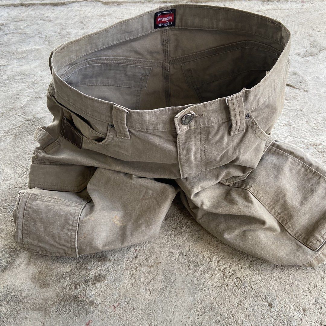 Wrangler Workwear Cargo Carpenter Shorts (Category: Shorts) located in Solano. Submitted by _cleho (Listing ID 1463789563, Image 3). Description: details on the pics.