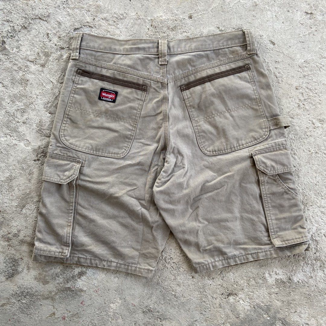 Wrangler Workwear Cargo Carpenter Shorts (Category: Shorts) located in Solano. Submitted by _cleho (Listing ID 1463789563, Image 2). Description: details on the pics.