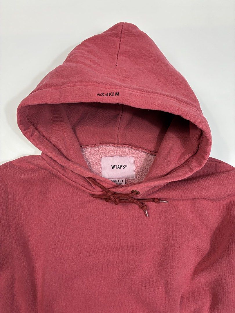 Wtaps Blank 01 Hoodie (Category: Activewear) located in Quezon City. Submitted by selling2survive (Listing ID 1463815515, Image 3). Description: Washed for a rugged look and feel, WTAPS show off their street-savvy aesthetic with the ‘Blank 01’ hoody in red. Made in Japan from a soft cotton blend, its fleece-lined interior offers a warming fit, making it the perfect piece for layering. Finished with a branded patch to the pouch pocket, inject a sl
