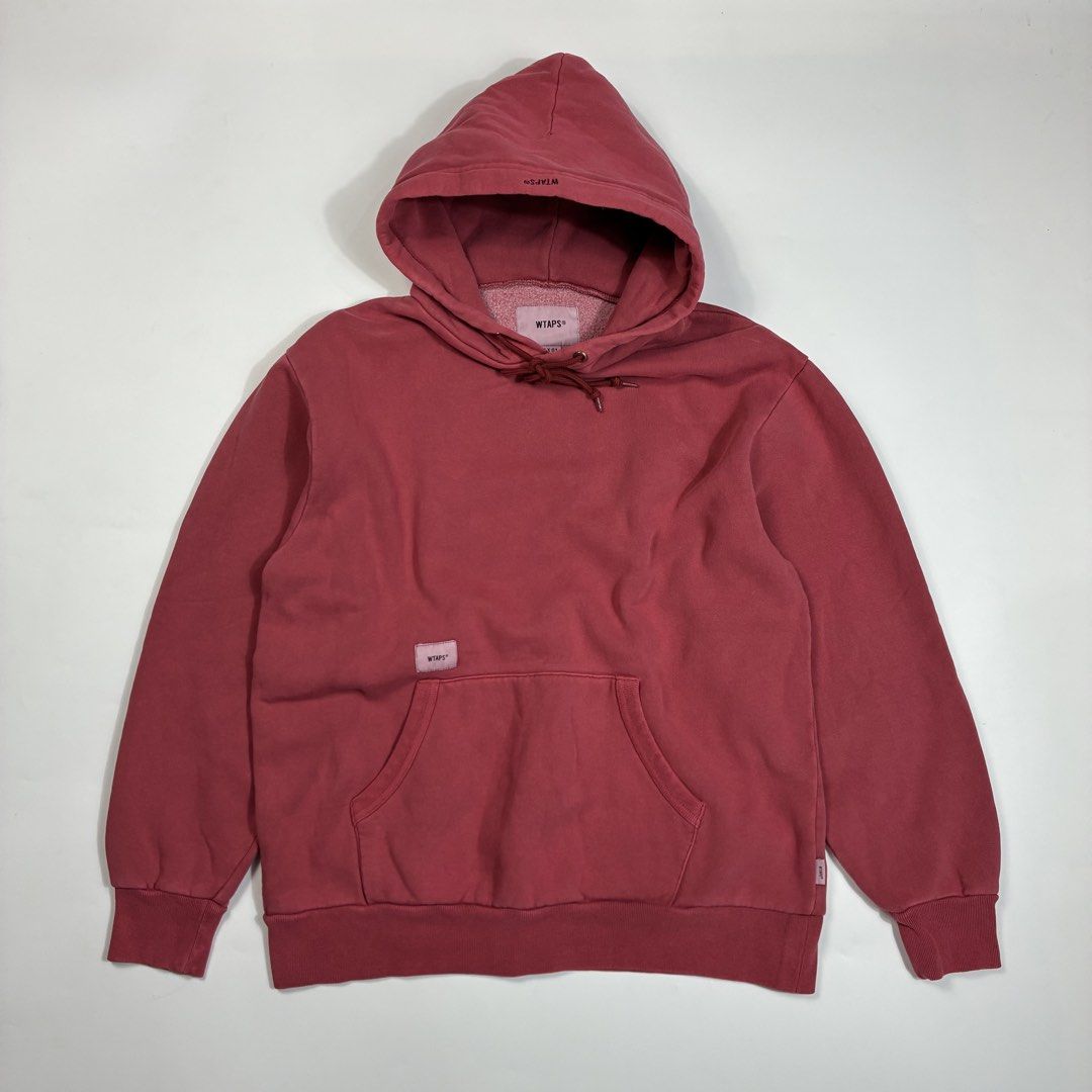 Wtaps Blank 01 Hoodie (Category: Activewear) located in Quezon City. Submitted by selling2survive (Listing ID 1463815515, Image 1). Description: Washed for a rugged look and feel, WTAPS show off their street-savvy aesthetic with the ‘Blank 01’ hoody in red. Made in Japan from a soft cotton blend, its fleece-lined interior offers a warming fit, making it the perfect piece for layering. Finished with a branded patch to the pouch pocket, inject a sl