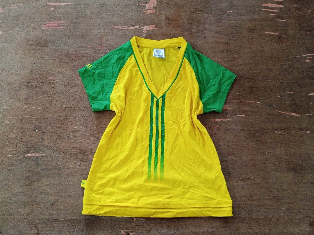 Y2k Adidas Womens top (Category: Blouses) located in Glan. Submitted by cpaharodde48008 (Listing ID 1463885602, Image 1). Description: y2k Adidas tops Very good to excellent condition Size Medium need wash.