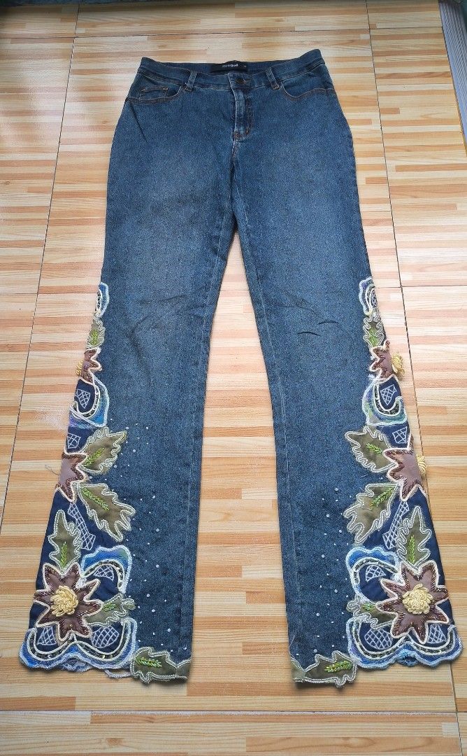 Y2k flare jeans (Category: Jeans) located in Argao. Submitted by royalowl-888 (Listing ID 1463865235, Image 1). Description: Y2k flare jeans waist 28 length 41 excellent condition 9.8/10 condition location visayas.