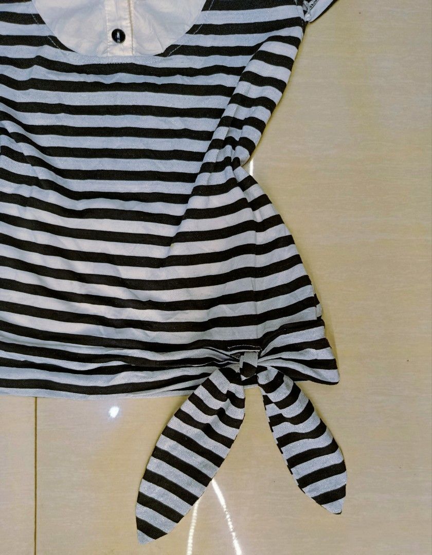 Y2k style black and grey preppy top (Category: Blouses) located in Bambang. Submitted by czar_topaz (Listing ID 1463898837, Image 3). Description: .