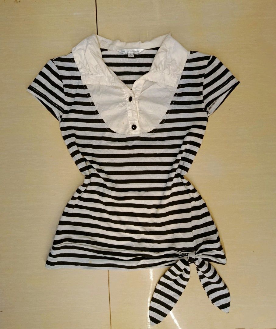 Y2k style black and grey preppy top (Category: Blouses) located in Bambang. Submitted by czar_topaz (Listing ID 1463898837, Image 1). Description: .