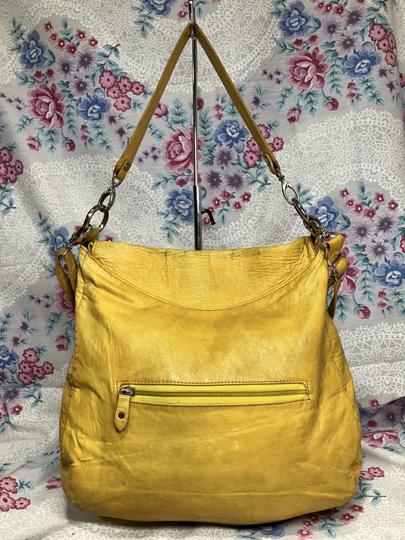YELLOW PEBBLED LEATHER HOBO SHOULDER BAG (Category: Cross-body Bags) located in General Mariano Alvarez. Submitted by adonid (Listing ID 1463763712, Image 2). Description: YELLOW PEBBLED LEATHER HOBO SHOULDER BAG GOOD CONDITION NORMAL SIGN OF USAGE ONLY.