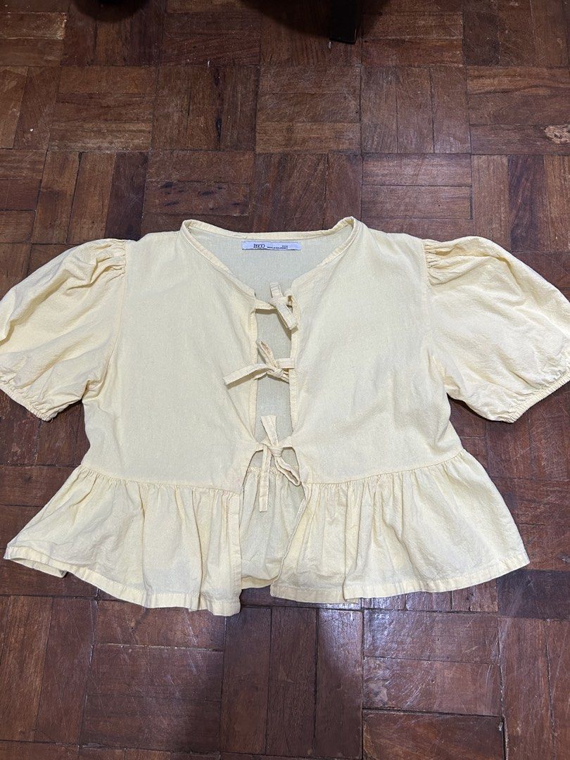 Yellow Peplum Ribbon Top (Category: Blouses) located in San Pedro. Submitted by choobiyn (Listing ID 1463905404, Image 1). Description: - Size M.