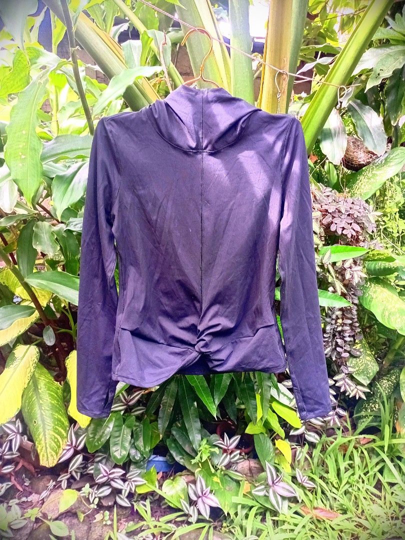 Yogalicious Black Pullover Turtle Neck Front Twist Workout Clothes (Category: Coats, Jackets and Outerwear) located in Makati City. Submitted by ellavee_you (Listing ID 1463802708, Image 1). Description: perfect for yoga, jogging, workout, exercise, sports, etc. like neoprene na hindi ganun kakapal. ganda ng material send offer! ❤️.