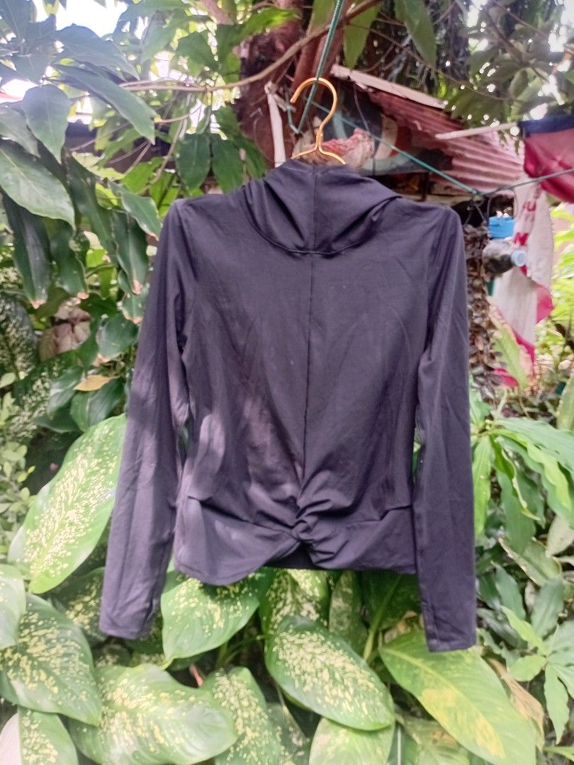 Yogalicious Black Pullover Turtle Neck Front Twist Workout Clothes (Category: Coats, Jackets and Outerwear) located in Makati City. Submitted by ellavee_you (Listing ID 1463802708, Image 2). Description: perfect for yoga, jogging, workout, exercise, sports, etc. like neoprene na hindi ganun kakapal. ganda ng material send offer! ❤️.