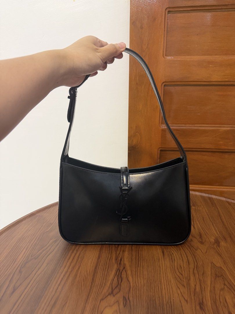 Ysl Hobo Shoulder Bag (Category: Luxury Bags & Wallets) located in San Fernando. Submitted by gbagscollection (Listing ID 1463915818, Image 1). Description: Authen not guaran Engraved br*nd underzip Coded Minimal scratch .