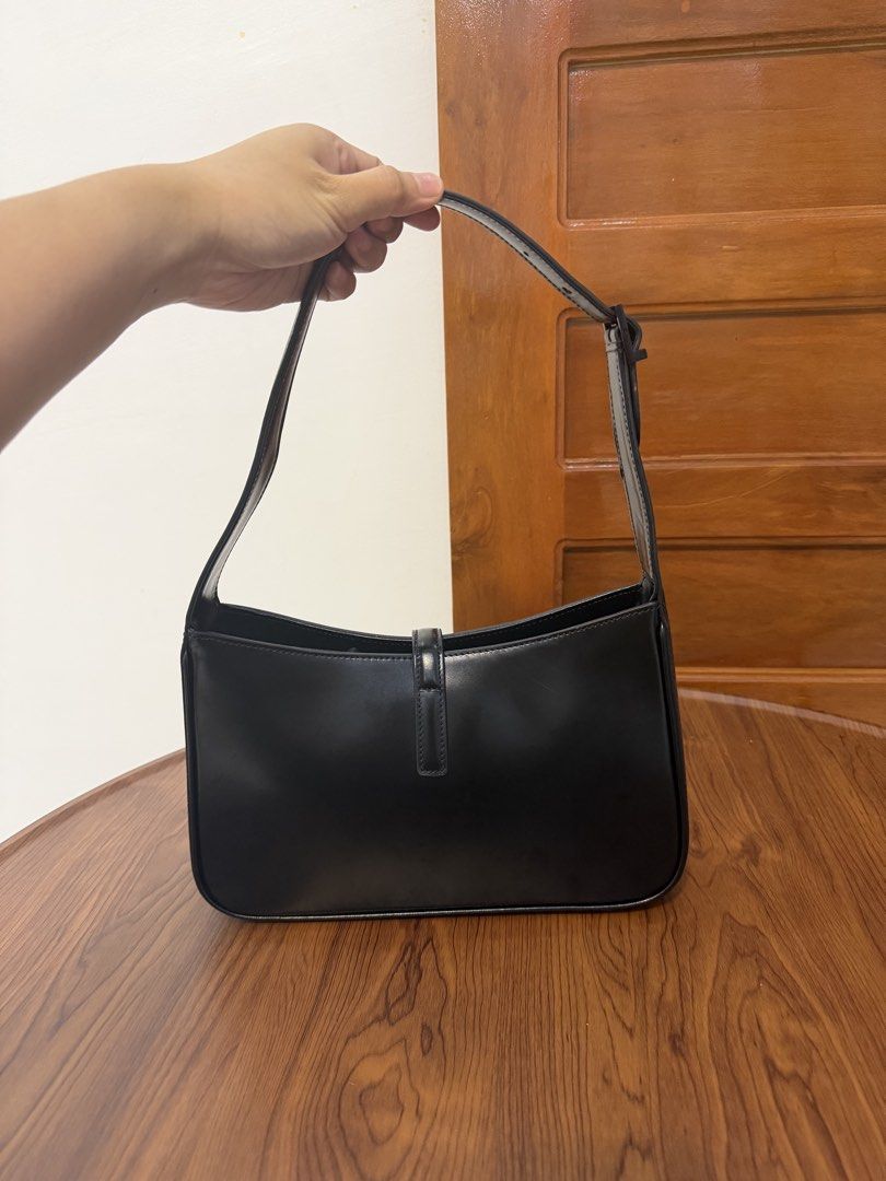 Ysl Hobo Shoulder Bag (Category: Luxury Bags & Wallets) located in San Fernando. Submitted by gbagscollection (Listing ID 1463915818, Image 3). Description: Authen not guaran Engraved br*nd underzip Coded Minimal scratch .